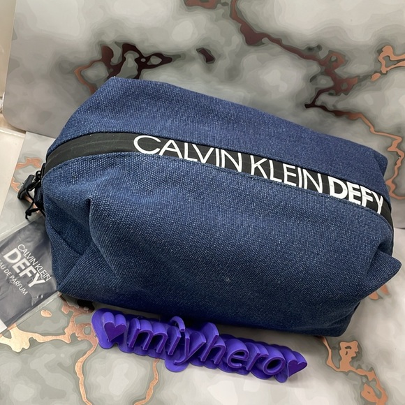 Calvin Klein travel bag with spill free metal wine tumbler and thin scarf - Picture 4 of 5